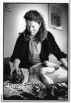 406397 Portret van dieren magnetiseur Jacqueline uit Soest tijdens de behandeling van een hond.